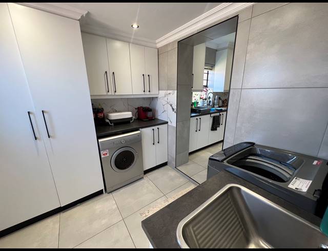 3 BEDROOM TOWNHOUSE FOR SALE IN JEFFREYS BAY CENTRAL